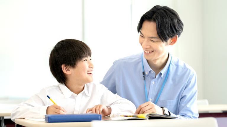 笑顔で向き合う生徒と講師